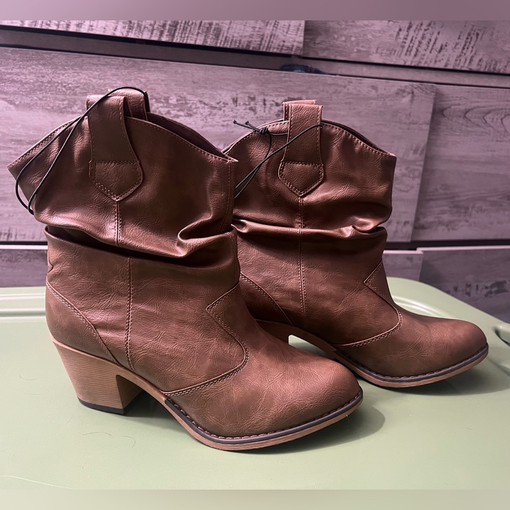NWT Charles Albert Women’s Cowboy Boots size 9